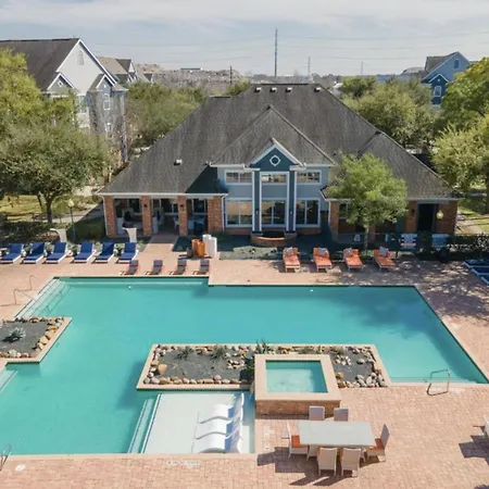 A Lovely 2 Bedroom 2 Full Bath Apartment Unit With Desk And Den, Rental Car Available